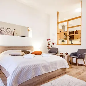 https://apt-downtown-charm-with-balcony-and-garden-view.inbudapesthotels.com